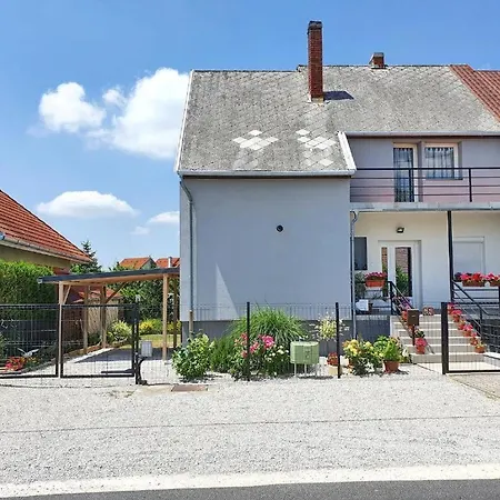 Beke Szigete Nyaralo بيت للعطل