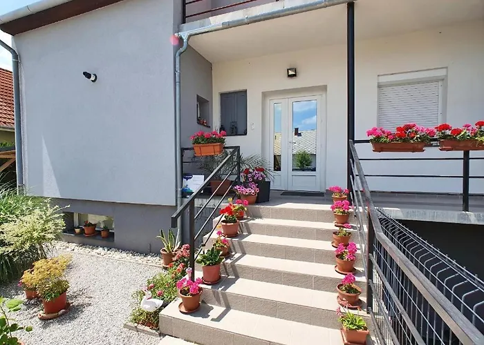 Beke Szigete Nyaralo بيت للعطل *